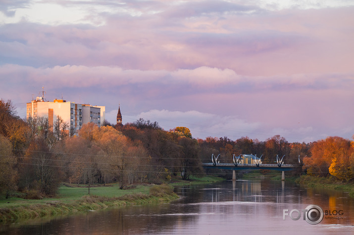 Nolaižas vakars pār Gauju...