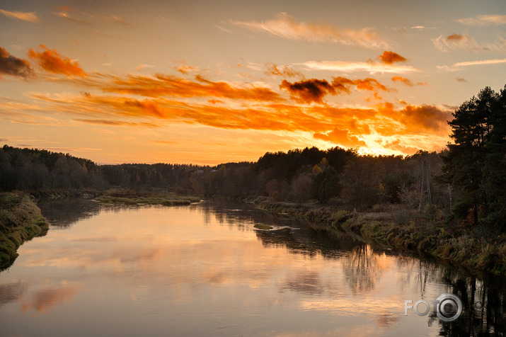 Nolaižas vakars pār Gauju...