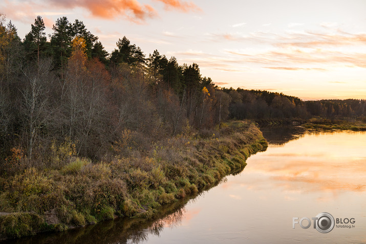 Nolaižas vakars pār Gauju...