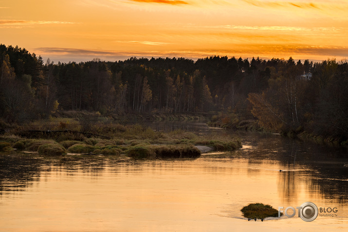 Nolaižas vakars pār Gauju...